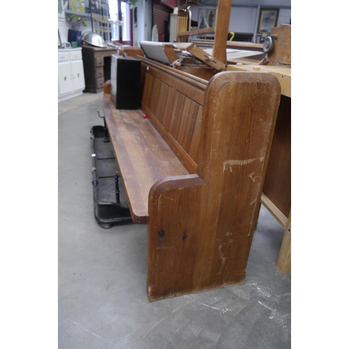 2020 - A pitch pine church pew, 250cm long