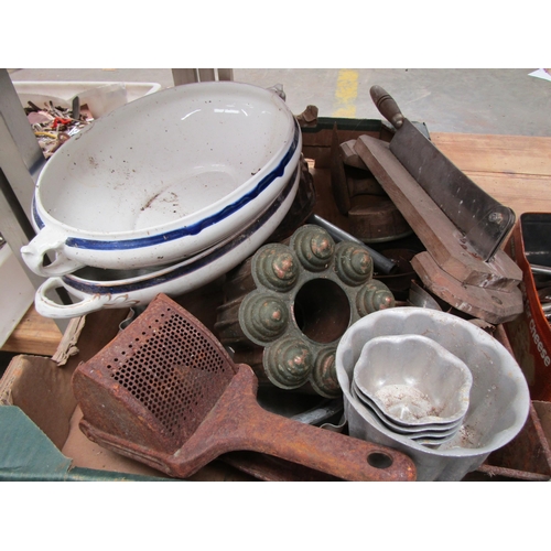 2056 - A box of kitchenalia