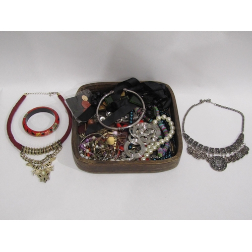 4343 - A tray of necklaces and bracelets