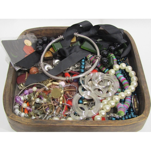 4343 - A tray of necklaces and bracelets