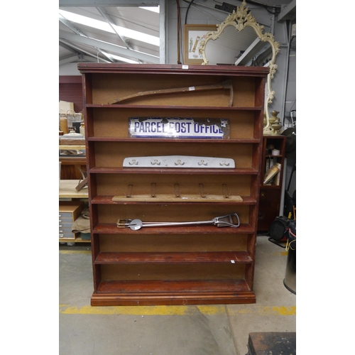 2047 - A Victorian pine floor standing book shelf