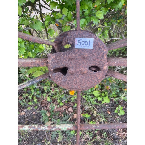 5001 - A wrought iron estate gate with posts, approx 324cm wide