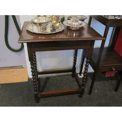 1092 - A small early 20th Century oak table with barley twist legs, measuring 24