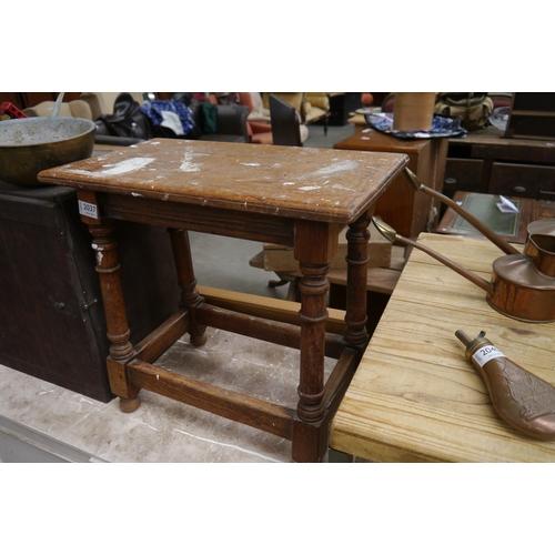 2037 - A oak stool on turned legs