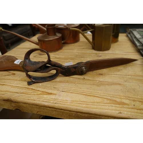 2041 - A set of Victorian dress makers scissors