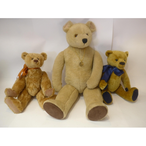 7080 - Three artist designed jointed teddy bears to include Little Folk, The English Teddy Bear Company, an... 