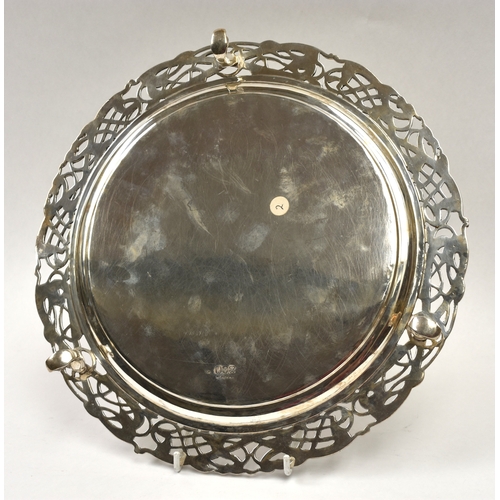 8031 - Weir & Sons George VI Irish silver circular salver, with pierced Celtic design border of interlaced ... 