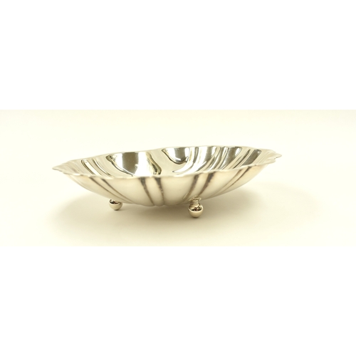 8033 - A Frank Cobb & Co ltd silver shell form dish, makers mark has been double stamped, Sheffield 1982, 3... 