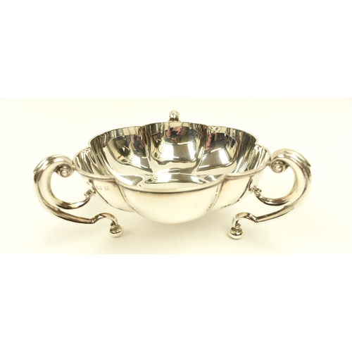 8004 - A pair of Horace Woodward & Co Ltd silver lobed bowls with s-scroll feet, Birmingham 1910, 5.5cm tal... 