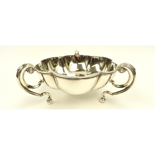 8004 - A pair of Horace Woodward & Co Ltd silver lobed bowls with s-scroll feet, Birmingham 1910, 5.5cm tal... 