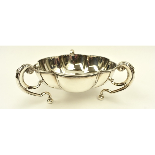 8004 - A pair of Horace Woodward & Co Ltd silver lobed bowls with s-scroll feet, Birmingham 1910, 5.5cm tal... 