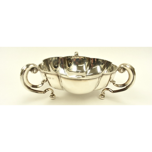 8004 - A pair of Horace Woodward & Co Ltd silver lobed bowls with s-scroll feet, Birmingham 1910, 5.5cm tal... 