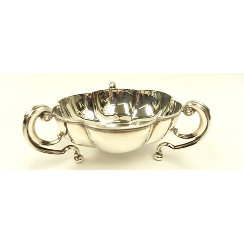 8004 - A pair of Horace Woodward & Co Ltd silver lobed bowls with s-scroll feet, Birmingham 1910, 5.5cm tal... 