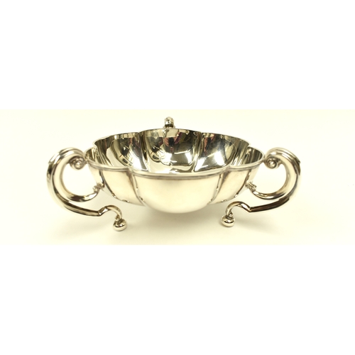 8004 - A pair of Horace Woodward & Co Ltd silver lobed bowls with s-scroll feet, Birmingham 1910, 5.5cm tal... 