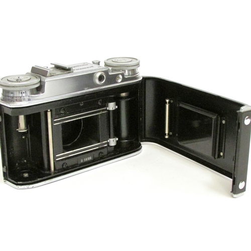 7018 - A 1950s Voigtlander Prominent 35mm film leaf shutter rangefinder camera, serial B58189, with an Ultr... 