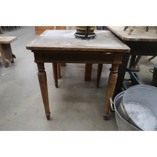 2022 - A card table with iron ring counter holders