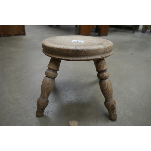 2028 - A Victorian oak milking stool turned legs