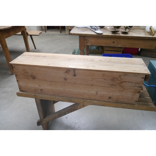 2038 - A croquet set in pine box