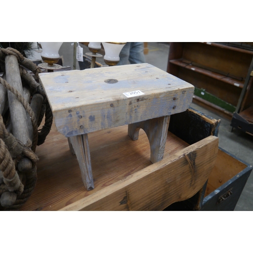 Lot 2051      
