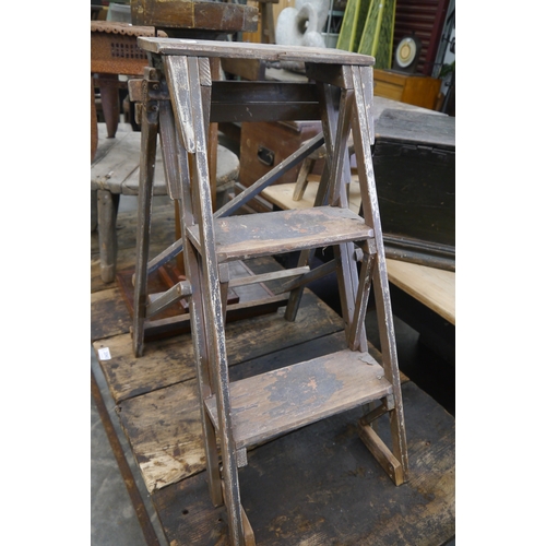 Lot 2048      