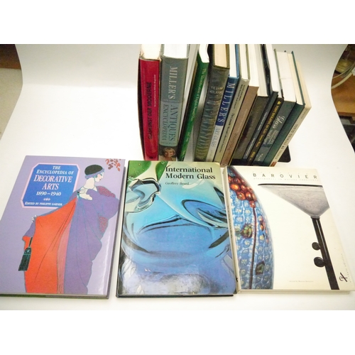 9179 - A box of assorted glass, glassware and glass collecting related titles etc, including Bohemian, Vene... 