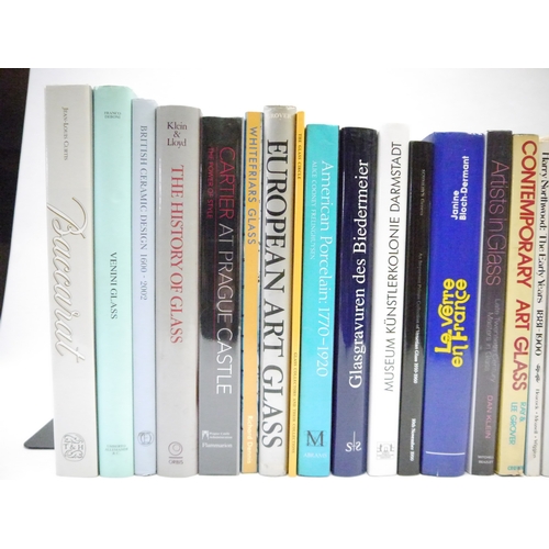 9180 - A box of assorted glass, glassware and glass collecting related titles etc, including Baccarat, Veni... 