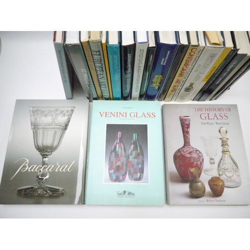 9180 - A box of assorted glass, glassware and glass collecting related titles etc, including Baccarat, Veni... 