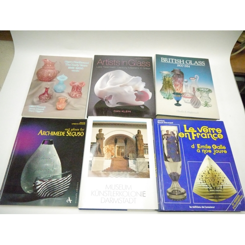 9180 - A box of assorted glass, glassware and glass collecting related titles etc, including Baccarat, Veni... 