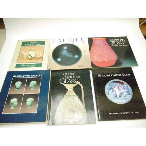 9180 - A box of assorted glass, glassware and glass collecting related titles etc, including Baccarat, Veni... 