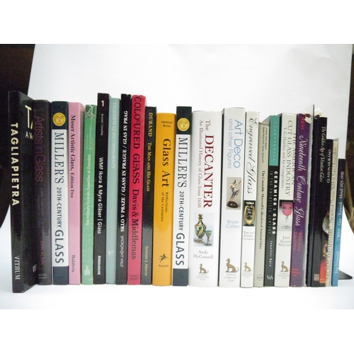 9181 - A box of assorted glass, glassware and glass collecting related titles, including Tagliapietra, Dura... 