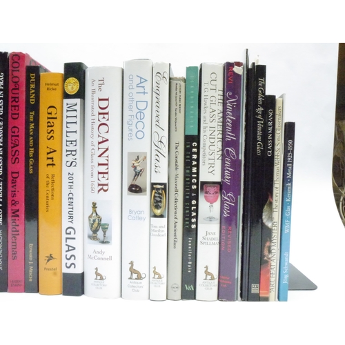 9181 - A box of assorted glass, glassware and glass collecting related titles, including Tagliapietra, Dura... 