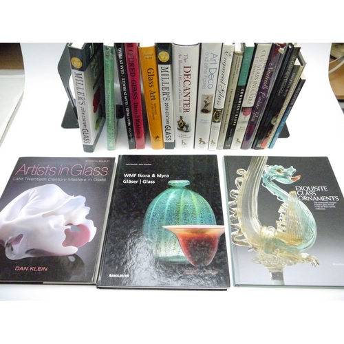 9181 - A box of assorted glass, glassware and glass collecting related titles, including Tagliapietra, Dura... 