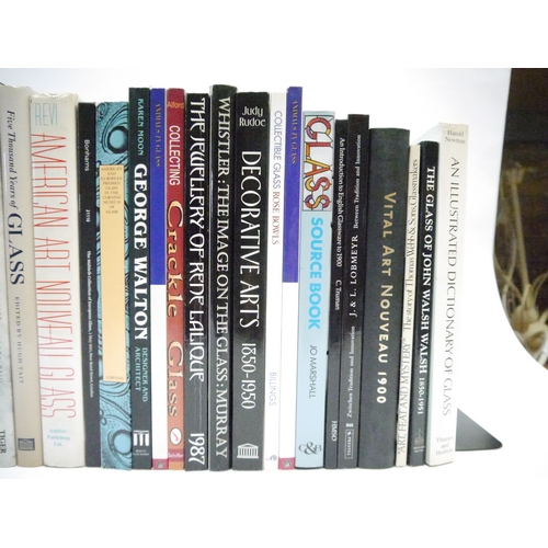 9182 - A box of assorted glass, glassware and glass collecting related titles, including Art Nouveau, Laliq... 