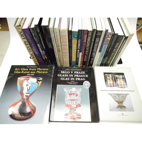 9182 - A box of assorted glass, glassware and glass collecting related titles, including Art Nouveau, Laliq... 