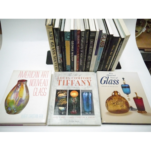 9182 - A box of assorted glass, glassware and glass collecting related titles, including Art Nouveau, Laliq... 