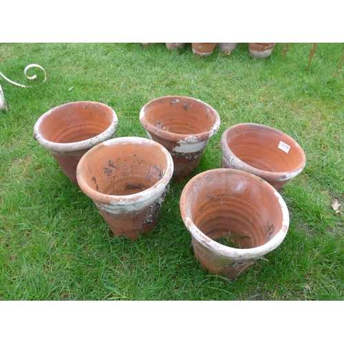 8047 - Five terracotta pots, 24cm diameter