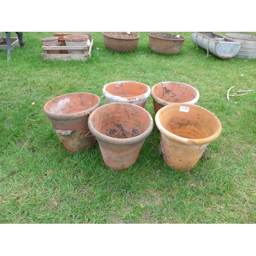 8016 - Five terracotta pots, 24cm diameter