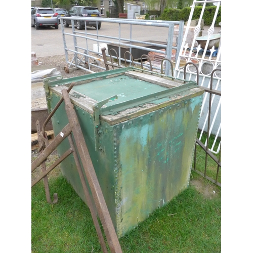 8017 - A riveted galvanised water tank with lid, 83cm x 76cm x 86cm high