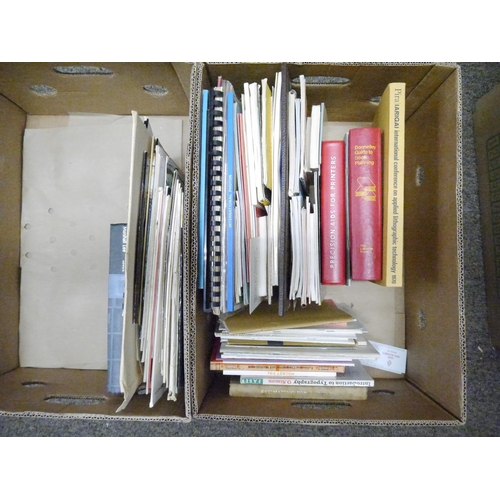 9206 - A large collection of books and booklets on printing, typography, typesetting, letterpress compositi... 