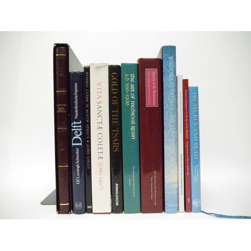 9210 - Eleven assorted titles on applied art, including Thomas P. Campbell: 'Tapestry in the Renaissance: A... 
