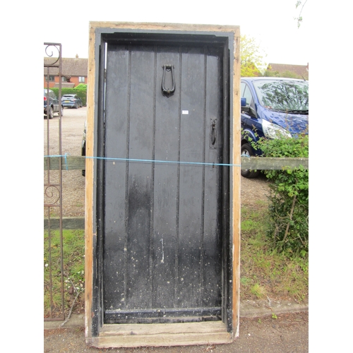 8004 - A painted country door with key and knocker in frame, frame measures 92cm (w) x 193cm (h)- key in of... 