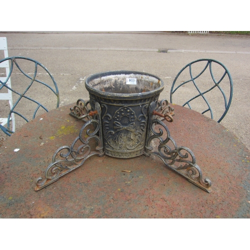 8021 - A decorative metal tree stand