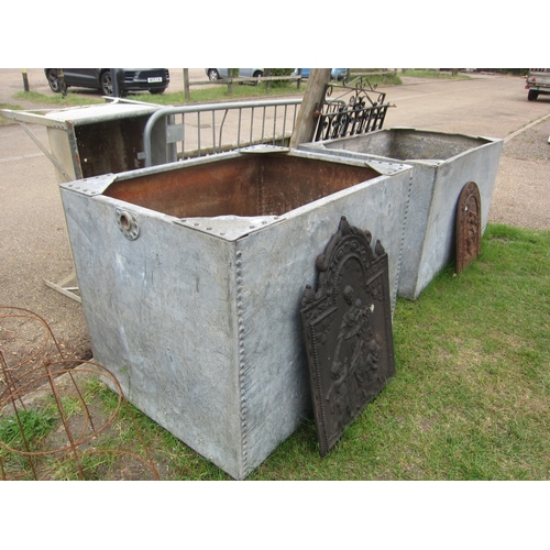 8040 - A riveted galvanised water tank, 115cm x 87cm x 90cm (h)