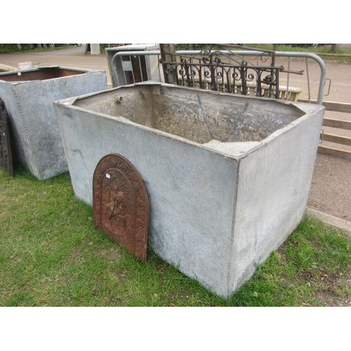 8043 - A large galvanised water tank, 153cm x 91cm x 81cm (h)
