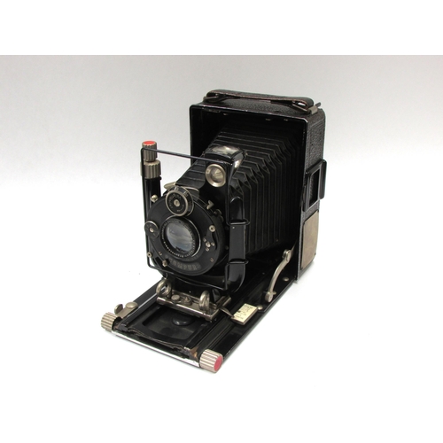 7020 - An early 20th Century Voigtlander Bergheil folding plate camera, serial 201365 circa 1920s, in black... 