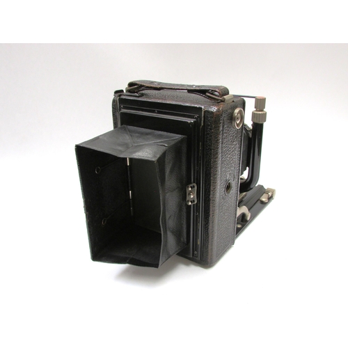 7020 - An early 20th Century Voigtlander Bergheil folding plate camera, serial 201365 circa 1920s, in black... 
