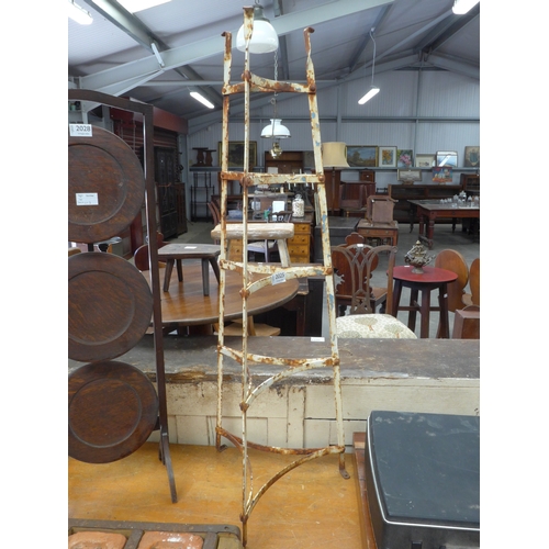 Lot 2025      