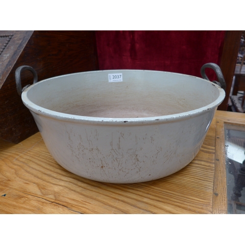 Lot 2037      