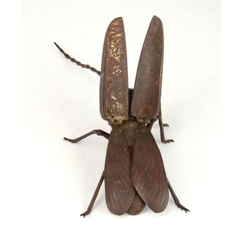 7008 - A Japanese jizai okimono of an articulated Asian long horned beetle, signed under wing

 Provenance
... 