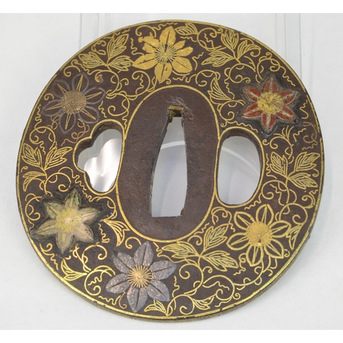 7038 - An iron tsuba decorated with gold flowers in hirazogan with some flowers in enamel, unsigned

 Prove... 